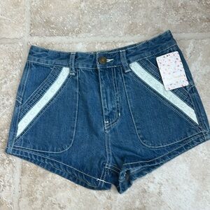 NWT FREE PEOPLE DENIM SHORTS SIZE W25. Great quality.